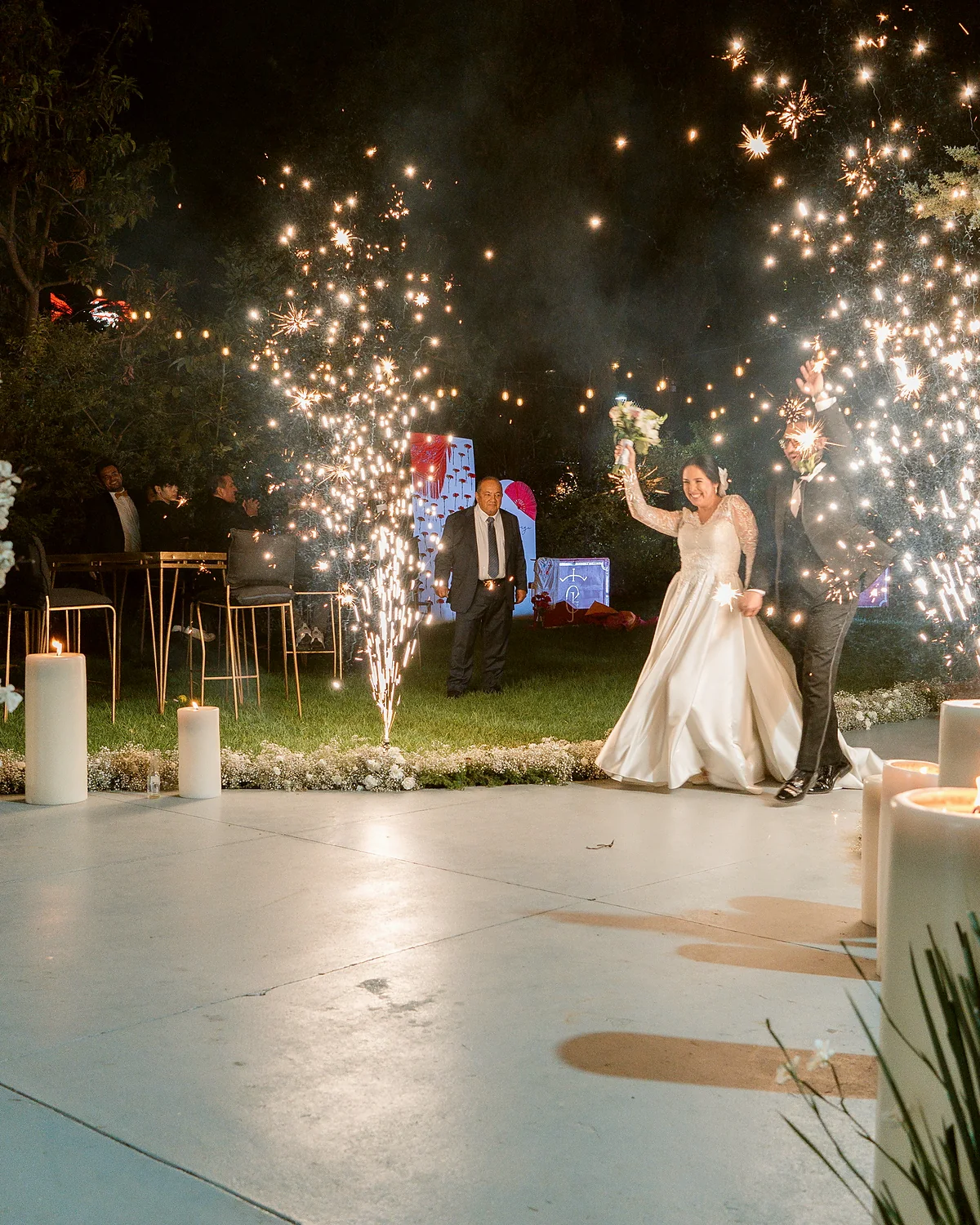 El primer baile de los novios, con chispas sobre la pista