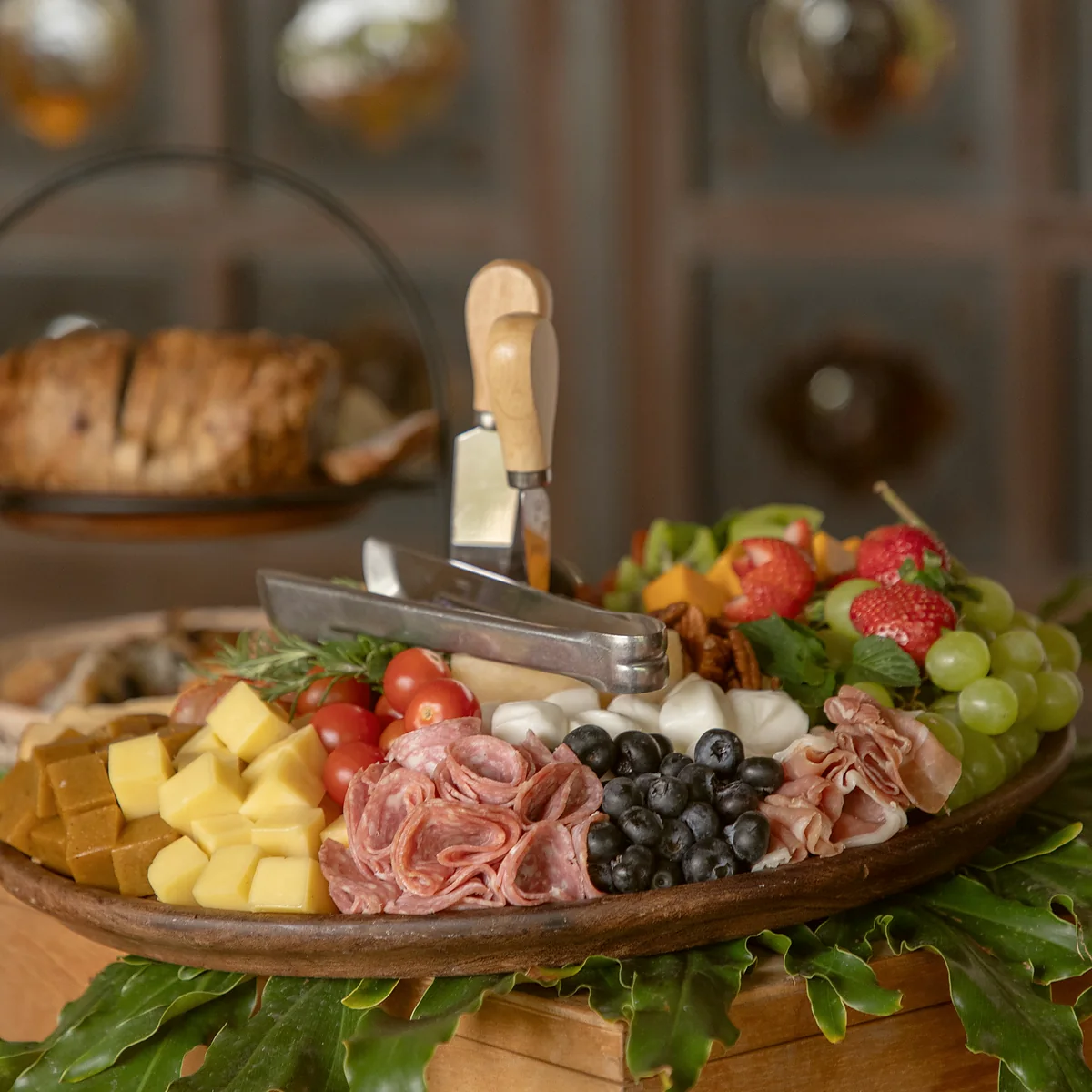 Tabla de quesos, carnes frías y fruta para el coctel