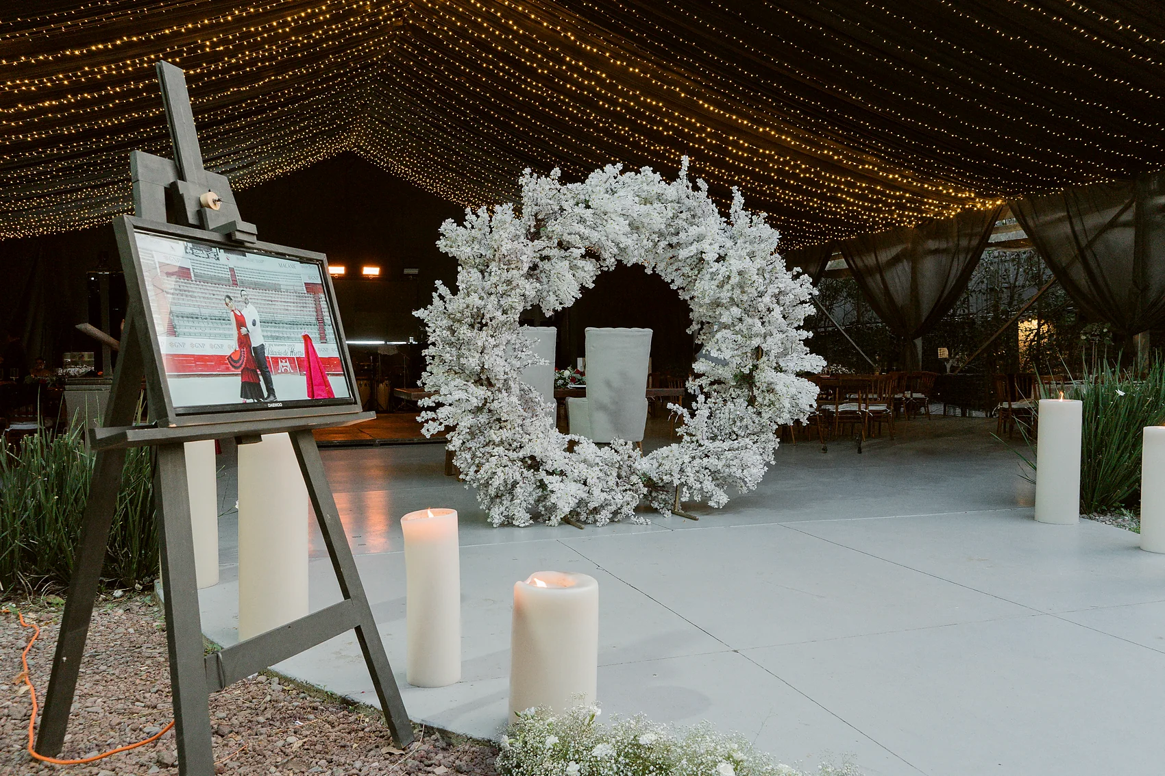 Corona de flor blanca y veladoras montadas para una ceremonia